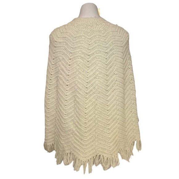 ⭐️FINAL SALE⭐️ Vintage 70’s Hand Knit Poncho Sweater with Fringe - Picture 2 of 6